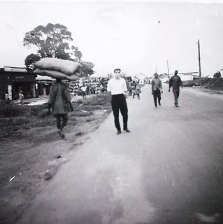 Vit man på promenad i Lagos, Nigeria. Foto NTN.